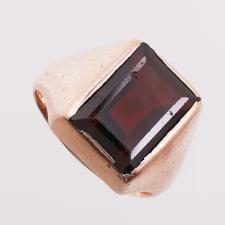 Ring med rød sten, Ø ca 20 mm, bredde 4,8 - 16,2 mm, skjev, 14K Vekt: 14,9 g Kontakt Lånekontoret for frakt