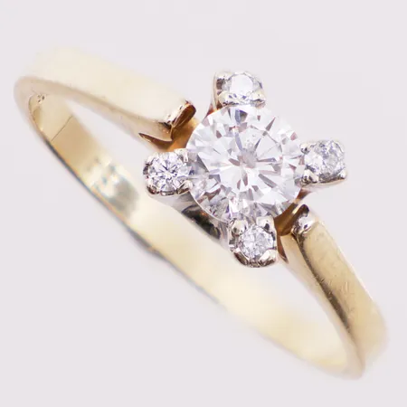 Ring med diamanter, 1 x ca 0,56 ct, 4 x ca 0,01ct, Ø 19,1 mm, bredde 2,3 - 7,2 mm, 14K Vekt: 3,7 g Kontakt Lånekontoret for frakt