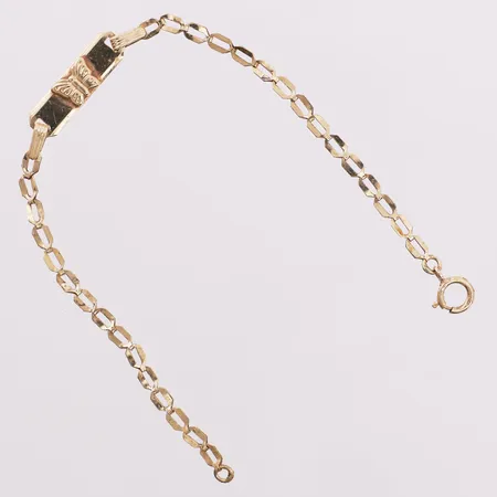 Armbånd med plate, sommerfuglmotiv, lengde 14,5 cm, bredde 2,5 - 5 mm, vridd mønster, 14K Vekt: 1,2 g Kontakt Lånekontoret for frakt