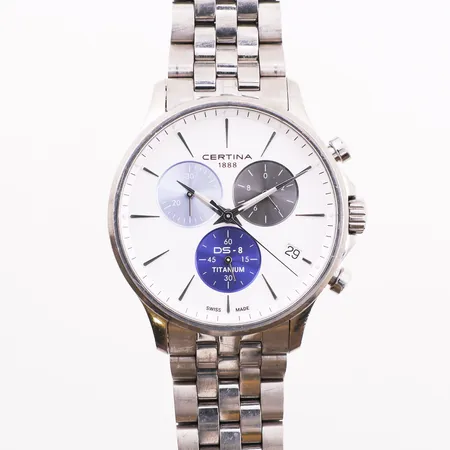Klokke Certina, DS-8 Chrono, Ø 41 mm, modellnr C0454174401100m serienr KM29ZP0H9, hvit urskive, urkasse titan, stållenke, safirglass, kronograf, dato, foldespenne, quartz, intet øvrig tilbehør Kontakt Lånekontoret for frakt