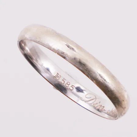 Skrotgull, ring, Ø 18,2 mm, bredde 3 mm, gravert, 14K Vekt: 1,8 g Kontakt Lånekontoret for frakt