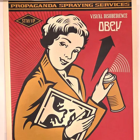 Plakat, Propaganda Spraying Services, Shepard Fairey (OBEY), signert 2020, størrelse 91 x 61 cm, uten ramme, god tilstand Kontakt Lånekontoret for frakt