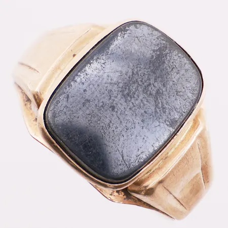 Ring med sort sten, Ø ca 20 mm, bredde 4 - 16,3 mm, løs sten, skjev, 14K Vekt: 5,8 g Kontakt Lånekontoret for frakt