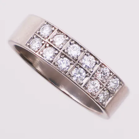 Ring med diamanter, 12 x ca 0,05 ct, Ø 19 mm, bredde 6 mm, 14K Vekt: 8 g Kontakt Lånekontoret for frakt