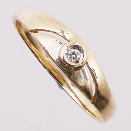 Ring med diamant, 1 x ca 0,02 ct, Ø 16,5 mm, bredde 1,6 - 4,5 mm, 14K Vekt: 1,4 g Kontakt Lånekontoret for frakt