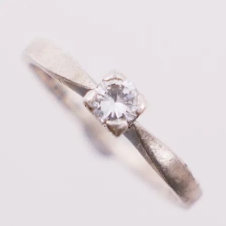 Ring med klar sten, Ø 18 mm, bredde 2,3 - 5 mm, skjev, svensk kontrollstempel, M10 år 1986, 925S Vekt: 1,8 g Kontakt Lånekontoret for frakt