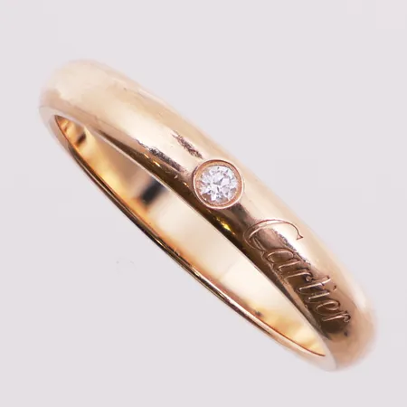 Ring C de Cartier med diamant, 1 x ca 0,02 ct, serienr SCH160, size 52, Ø 16,5 mm, bredde 3 mm, med sertifikat og boks, 18K Vekt: 3,3 g Kontakt Lånekontoret for frakt