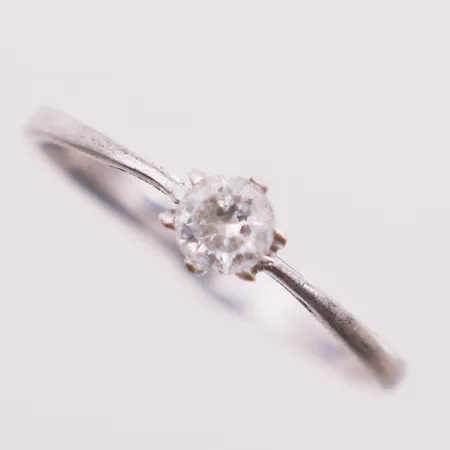Ring med klar sten, Ø 18 mm, bredde 2,3 - 5 mm, sprukket, 925S Vekt: 1,3 g Kontakt Lånekontoret for frakt