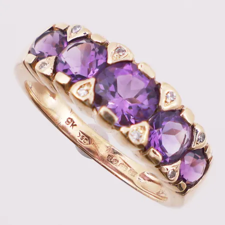 Ring med lilla stener og diamanter, 8 x ca 0,005 ct, Ø 17,1 mm, bredde 2,3 - 7 mm, 9K Vekt: 3,2 g Kontakt Lånekontoret for frakt