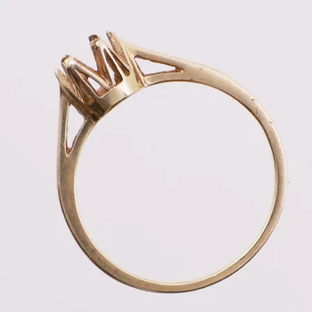Skrotgull, ring, Ø 16 mm, bredde 1,1 - 5,2 mm, mangler sten, mangler stempel, 14K Vekt: 1,4 g Kontakt Lånekontoret for frakt