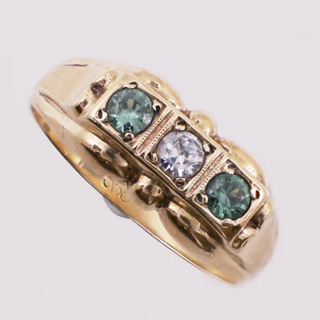 Ring med grøn og klare stener, Ø 19 mm, bredde 2,8 - 8 mm, 8K Vekt: 1,8 g Kontakt Lånekontoret for frakt