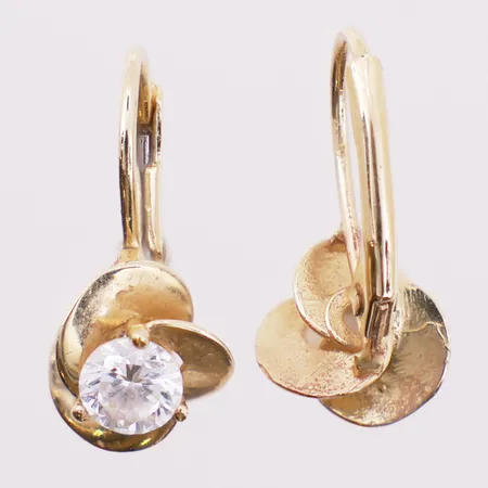 Ett par øredobber med klare stener, lengde 18 mm, bredde 1,5 - 8,5 mm, 14K Vekt: 2,2 g Kontakt Lånekontoret for frakt