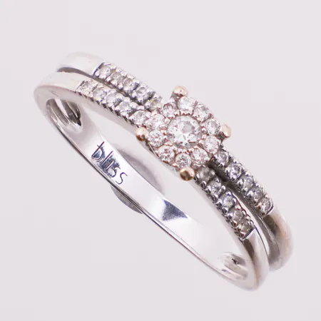 Ring med diamant, 1 x ca 0,03ct, 10 x ca 0,005ct, 20 x ca 0,001ct, Ø 16,9 mm, bredde 2 - 4,5 mm, to-farget, Bliss, 18K 2,5g Vekt: 2,5 g Kontakt Lånekontoret for frakt