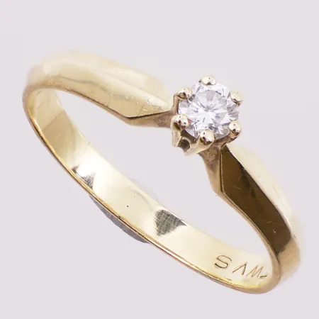 Ring med diamant, 1 x 0,16 ct TW,VS iht gravering, Ø 16,8 mm, bredde 2,5 - 3,6 mm, 14K Vekt: 2 g Kontakt Lånekontoret for frakt