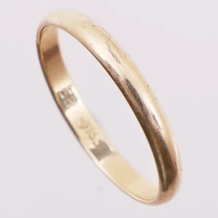 Skrotgull, ring oval, Ø 20,1 mm, bredde 2,8 mm, gravert, 14K Vekt: 2,3 g Kontakt Lånekontoret for frakt