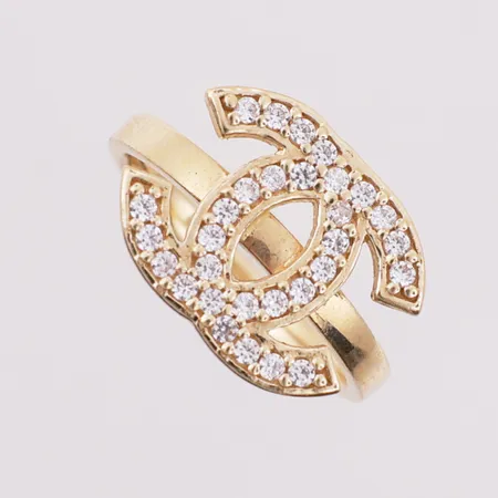 Ring med klare stener, Ø 18 mm, bredde 2,5 - 13,6 mm, ikke ekte merkevare, 14K Vekt: 4,8 g Kontakt Lånekontoret for frakt