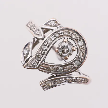 Ring med diamanter, 1 ca 0,19 ct, 23 x ca 0,01ct, Ø 18 mm, bredde 1,3 - 15 mm, 14K Vekt: 3,3 g Kontakt Lånekontoret for frakt