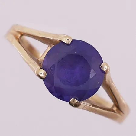 Ring med lilla sten, Ø 17,8 mm, bredde 1,6 - 8 mm, 14K Vekt: 2,5 g Kontakt Lånekontoret for frakt