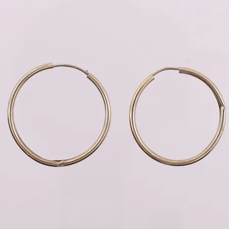 Ett par øredobber, Ø 26,7 mm, bredde 1,8 mm, bulket, 925S Vekt: 1,4 g Kontakt Lånekontoret for frakt