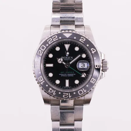 Rolex GMT-Master II, automatisk, Ø 40 mm, sort urtavle, refnr 116710LN, serienr V707445, caliber 3186, verknr 3 3226254, dato, år ca 2010, Urmaker Jørgensen, stållenke, sertifikat, pute, støvtrekk, 1 ekstra lenke, tag, Oyster swimpruf-tag, boks, ytterboks, garantimanual, informasjonshefte, ripe på glass Vekt: 0 g Kontakt Lånekontoret for frakt