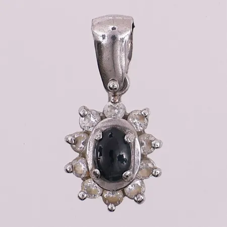 Anheng med klare og sort sten, lengde 21 mm, 10,3 mm, 18K Vekt: 2,1 g Kontakt Lånekontoret for frakt