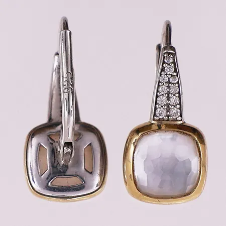 Ett par øredobber med klare stener, lengde 22,2 mm, bredde 10 mm, 925S Vekt: 4,3 g Kontakt Lånekontoret for frakt