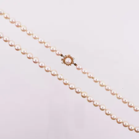 Perlehalskjede med gullås, lengde 45,5 cm, bredde ca 6,5 mm, etui, bruttovekt 28,1 g, 14K Kontakt Lånekontoret for frakt