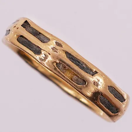 Ring med sorte detaljer, Ø 18,7 mm, bredde 4,5 mm, 21K Vekt: 3,9 g Kontakt Lånekontoret for frakt