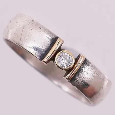 Ring med diamant, 1 x ca 0,04 ct, Ø 16,5 mm, bredde 4,7 mm, 925S Vekt: 2,9 g Kontakt Lånekontoret for frakt