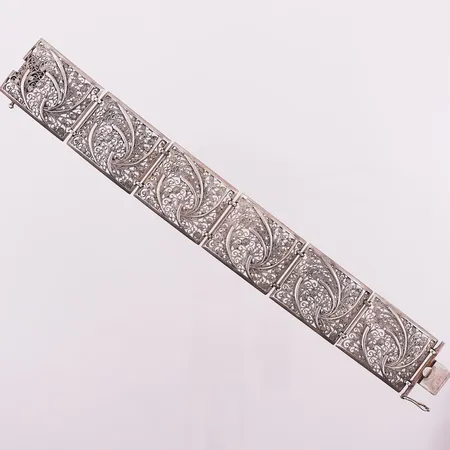 Armbånd, lengde 19,6 cm, bredde 24,4 mm, løs sikkerhetslås, 835S Vekt: 28,4 g Kontakt Lånekontoret for frakt