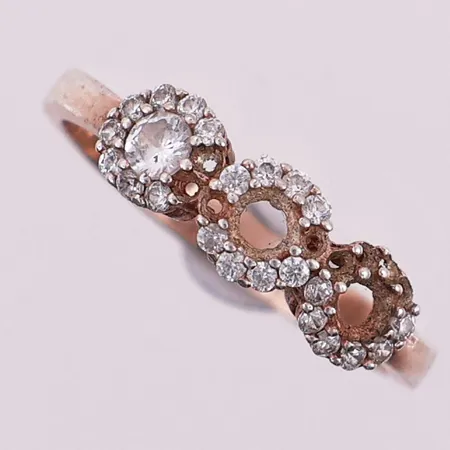 Ring med klare stener, Ø 18 mm, bredde 2,8 - 5,6 mm, 925S Vekt: 1,9 g Kontakt Lånekontoret for frakt