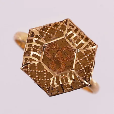 Ring med filigran, Ø 18 mm, bredde 1,7 - 13 mm, 21K Vekt: 2,1 g Kontakt Lånekontoret for frakt