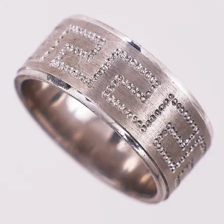 Ring med gresk nøkkelmønster, Ø 16,9 mm, bredde 8,2 mm, 925S Vekt: 5,8 g Kontakt Lånekontoret for frakt