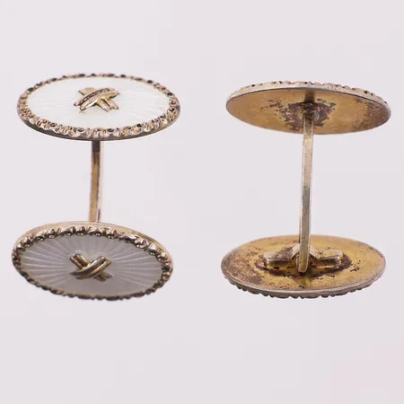 Ett par mansjettknapper med hvit emalje, forgylt, 13,6 x 18,8 mm, 925S Vekt: 11 g Kontakt Lånekontoret for frakt