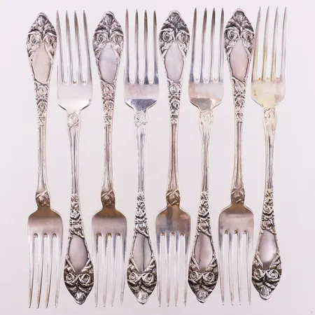 8 spisegafler i opphøiet rose, lengde 18,5 cm, Th. Marthinsen, 830S Vekt: 268,2 g Kontakt Lånekontoret for frakt