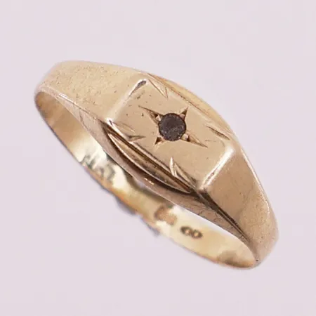 Ring med klar sten, Ø 15,5 mm, bredde 1,9 - 5,8 mm, 14K Vekt: 0,8 g Kontakt Lånekontoret for frakt