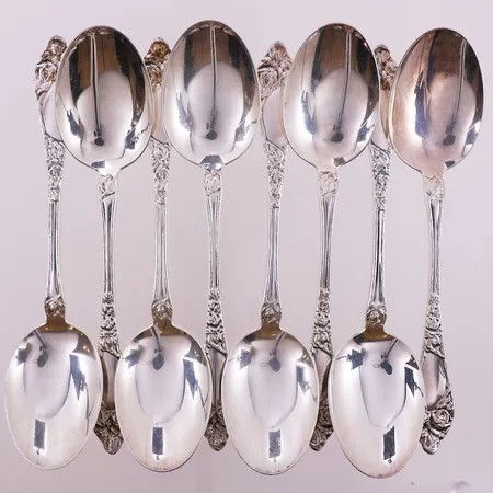 8 spiseskjeer i opphøiet rose, lengde 18,5 cm, Th. Marthinsen, 830S Vekt: 290,9 g Kontakt Lånekontoret for frakt