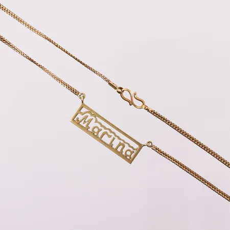 Halskjede med navneanheng, Marina, lengde 61 cm, bredde 2,2 mm, anheng 35 x 10 mm, 18K Vekt: 13,6 g Kontakt Lånekontoret for frakt