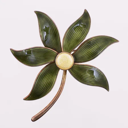 Brosje med emalje, lengde 7,6 cm, bredde 6,6 cm, 925S Vekt: 22,6 g Kontakt Lånekontoret for frakt