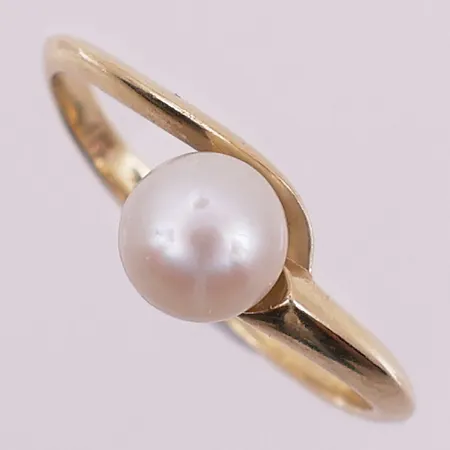 Ring med perle, Ø 19 mm, bredde 1,8 - 7 mm, 14K Vekt: 1,9 g Kontakt Lånekontoret for frakt