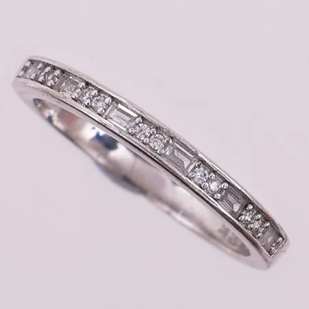 Ring med klare stener, Ø 17 mm, bredde 2,3 mm, 925S Vekt: 1,8 g Kontakt Lånekontoret for frakt