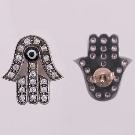 Ett par øredobber med klare stener, "hamsa hand", lengde 15,5 mm, bredde 13,7 mm, 925S Vekt: 2,4 g Kontakt Lånekontoret for frakt
