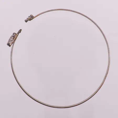 Armring med diamanter, 5 x ca 0,05ct, røket, 14K Vekt: 13,2 g Kontakt Lånekontoret for frakt