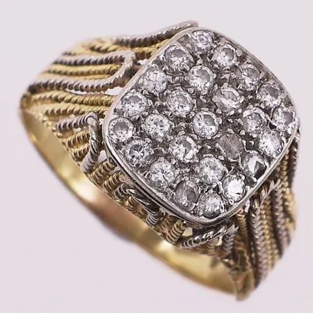 Ring med diamanter, 25 x ca 0,03 ct, Ø 21,9 mm, bredde 4,1 - 14,5 mm, skjev, sprekk, 18K Vekt: 7 g Kontakt Lånekontoret for frakt