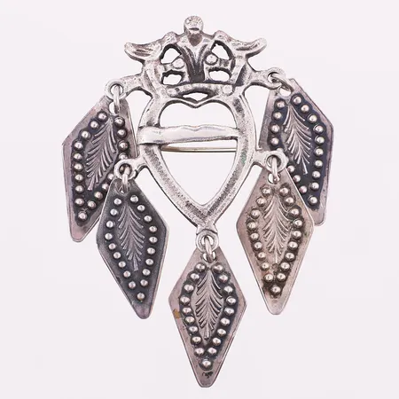 Sølje til romeriksbunad, lengde 67,8 mm, bredde 29,8 mm, 830S Vekt: 8,8 g Kontakt Lånekontoret for frakt