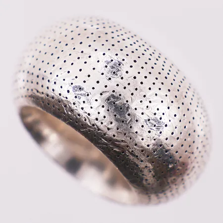 Ring perforert, Ø 17 mm, ytterdiameter 28,3 mm, bredde 15,4 mm, 925S Vekt: 44,9 g Kontakt Lånekontoret for frakt