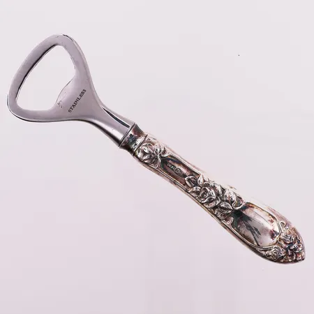 Flaskeåpner i opphøiet rose, lengde 13,5 cm, Th. Marthinsen, 830S Vekt: 61,5 g Kontakt Lånekontoret for frakt