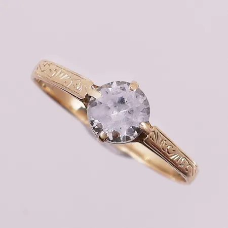 Ring med klar sten, Ø 19,1 mm, bredde 1,9 - 7,1 mm, 14K Vekt: 1,5 g Kontakt Lånekontoret for frakt