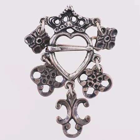 Sølje til romeriksbunad, lengde 46,7 mm, bredde 25,4 mm, 830S Vekt: 5,3 g Kontakt Lånekontoret for frakt