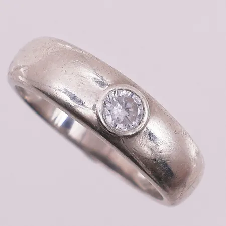 Ring med klar sten, Ø 18,3 mm, bredde 6 mm, 925S Vekt: 3,2 g Kontakt Lånekontoret for frakt